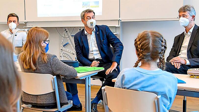 Markus Söder (Mitte) und Michael Piazolo (rechts) zu Besuch in der 7d im Münchner Wilhelmsgymnasium.