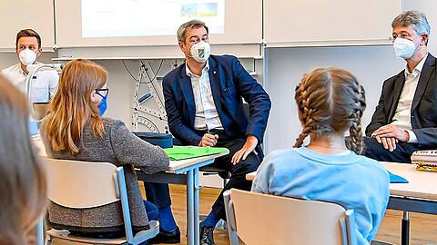 Markus Söder (Mitte) und Michael Piazolo (rechts) zu Besuch in der 7d im Münchner Wilhelmsgymnasium.
