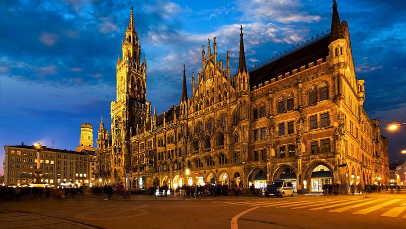 Noch ist nicht dunkel am Abend: das Rathaus am Marienplatz.