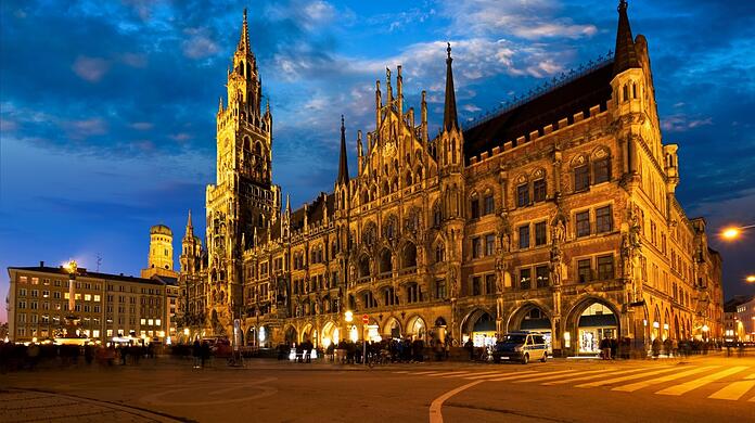 Das Münchner Rathaus wird künftig nicht mehr beleuchtet.