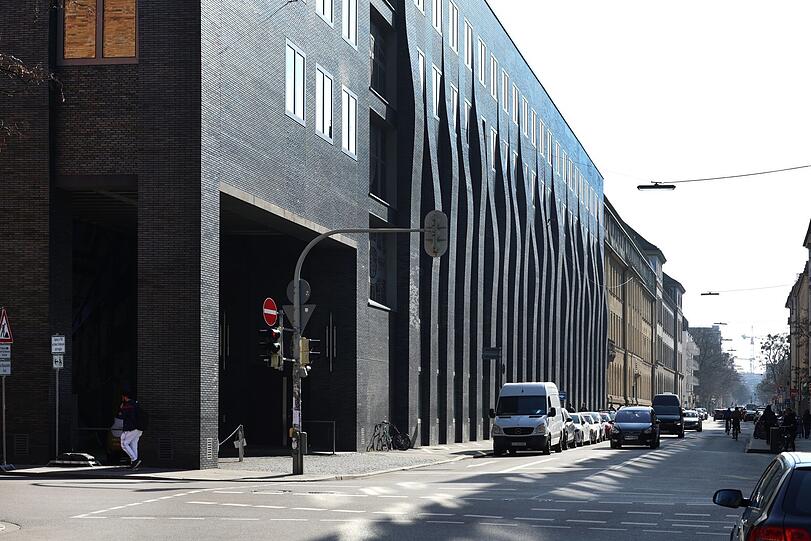 Titangraue Klinker-Fassade der TU: 2013 fertiggestellt und preisgekrönt.