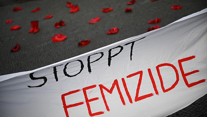 Im vergangenen Jahr starben nach einer Auswertung des Landeskriminalamts 40 Mädchen und Frauen in Bayern bei einem Femizid.