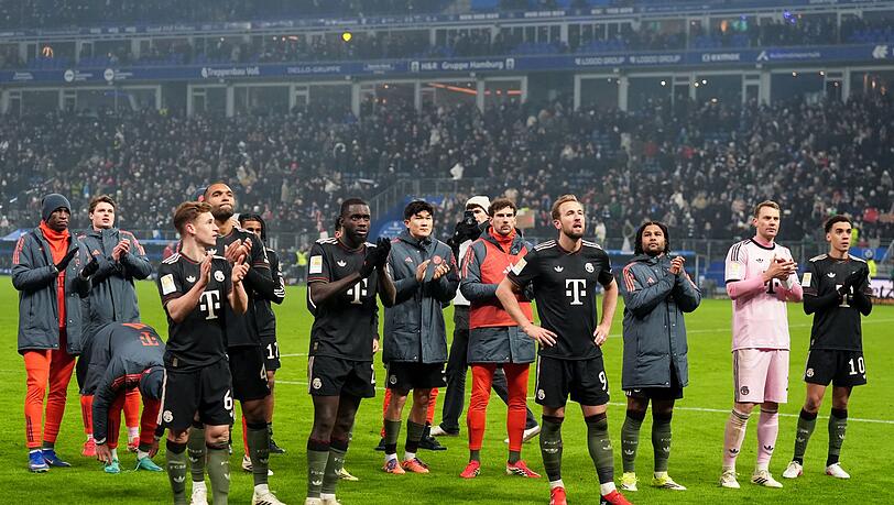 Dank an die Fans nach dem 2:2: Die Spieler des FC Bayern M&uuml;nchen.