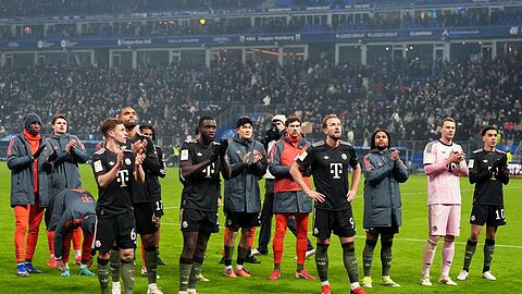 Dank an die Fans nach dem 2:2: Die Spieler des FC Bayern M&uuml;nchen.