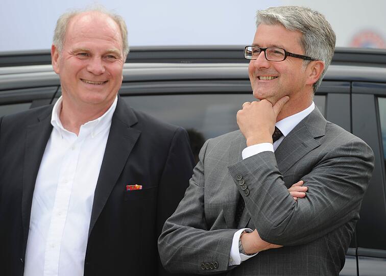 Der Praesident des FC Bayern Muenchen, Uli Hoeness (l.), und der Vorstandsvorsitzende des Automobilherstellers Audi, Rupert Stadler, unterhalten sich waehrend der Fahrzeuguebergabe an den FC Bayern Muenchen.