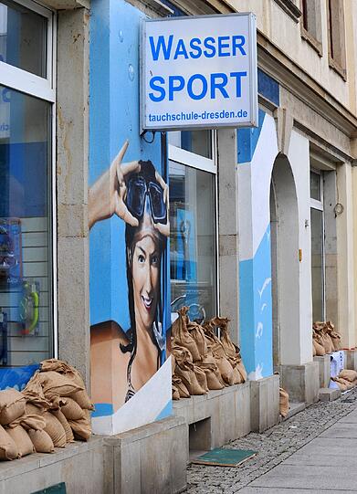 Ein Tauchladen rüstet sich in Dresden vor den nahenden Fluten.