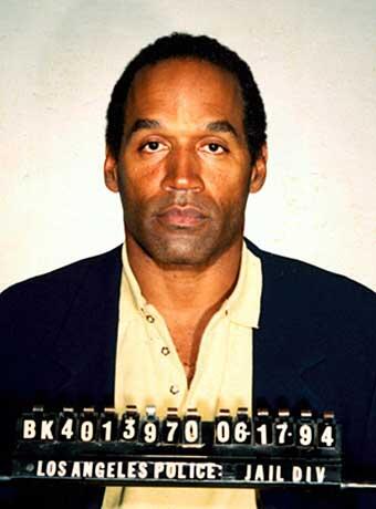 Als Sportler verkörperte O.J. Simpson den amerikanischen Traum wie nur wenige andere: Aufgewachsen in einem Arbeiterviertel von San Francisco, kämpfte sich Orenthal James Simpson als Running Back in die Football-Profiliga NFL und die Hall of Fame. Seine Zweitkarriere als Schauspieler ("Die nackte Kanone") wurde 1994 jäh beendet, als er des Mordes an seiner Ex-Frau Nicole Brown und deren Freund Ronald Goldman verdächtigt und nach einer Verfolgungsjagd durch Los Angeles festgenommen wurde. Im Mordprozess wurde der heute 66-Jährige aus Mangeln an Beweisen freigesprochen, im Zivilprozess aber zu einer Schadensersatz-Zahlung in Höhe von insgesamt 33,5 Millionen US-Dollar an die Hinterbliebenen verurteilt.