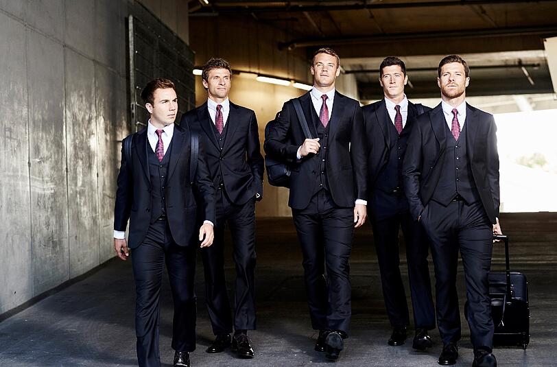 Xabi Alonso, Mario Götze, Manuel Neuer, Robert Lewandowski und Thomas Müller präsentieren die neuen Armani-Anzüge.