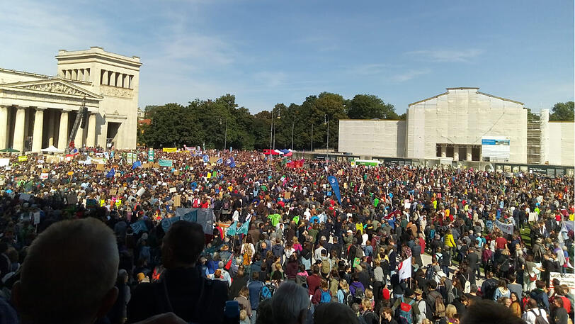 Der Königsplatz ist voll: Friday for Future-Demonstranten am Königsplatz.
