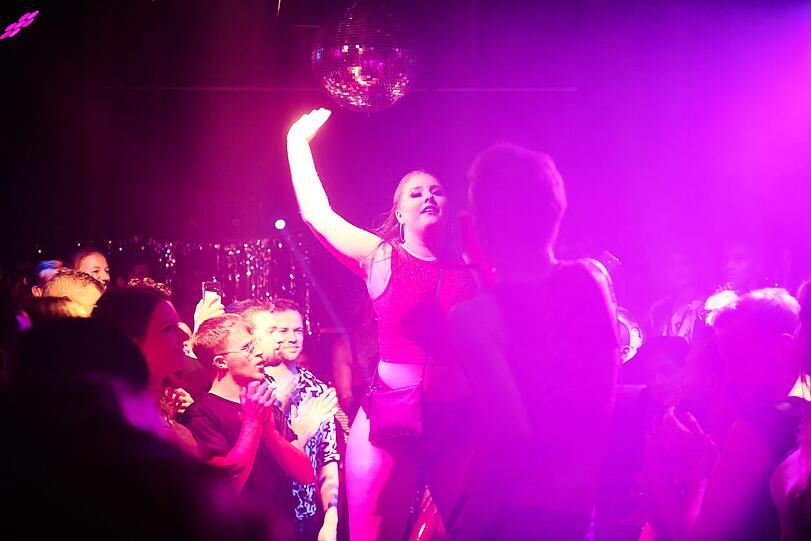 Auf dem rauschenden Ball im Folks Club wird Liebe und Vielfalt gefeiert.