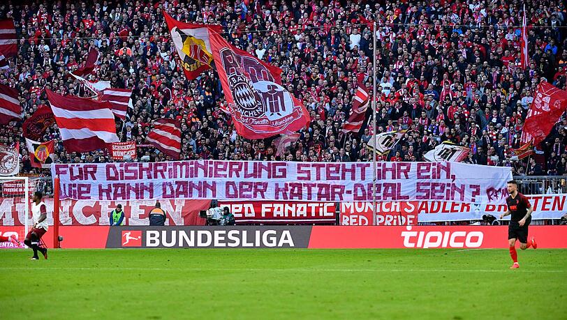 Fans des FC Bayern München protestieren mit einem Plakat gegen die Partnerschaft des Klubs mit dem Emirat Katar. Fans des FC Bayern München protestieren mit einem Plakat gegen die Partnerschaft des Klubs mit dem Emirat Katar.