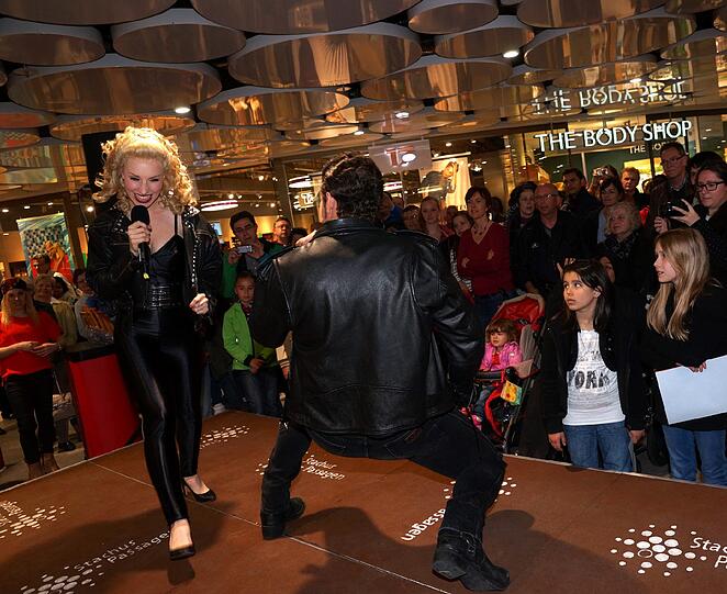 Das Deutsche Theater gibt im Stachus-Untergeschoss eine Kostprobe des Musicals "Grease" - die Bilder.