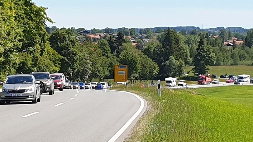 Autos schlängeln sich durchs Tölzer Land &ndash; Szenen wie diese sieht man am Wochenende im gesamten Alpenvorland.
