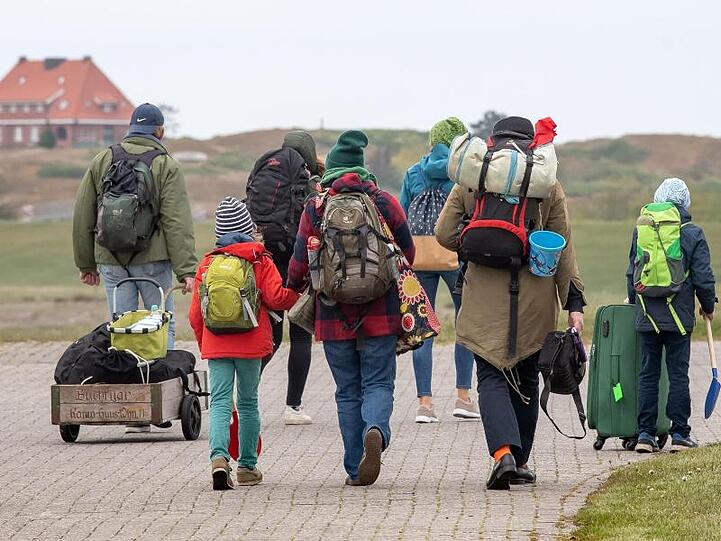 Zahlreiche Menschen nutzen die Lockerungen, um zum Urlaub auf die Ostfriesischen Inseln zu fahren.