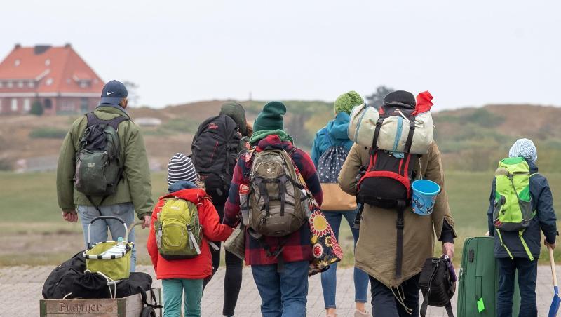 Zahlreiche Menschen nutzen die Lockerungen, um zum Urlaub auf die Ostfriesischen Inseln zu fahren. Zahlreiche Menschen nutzen die Lockerungen, um zum Urlaub auf die Ostfriesischen Inseln zu fahren.