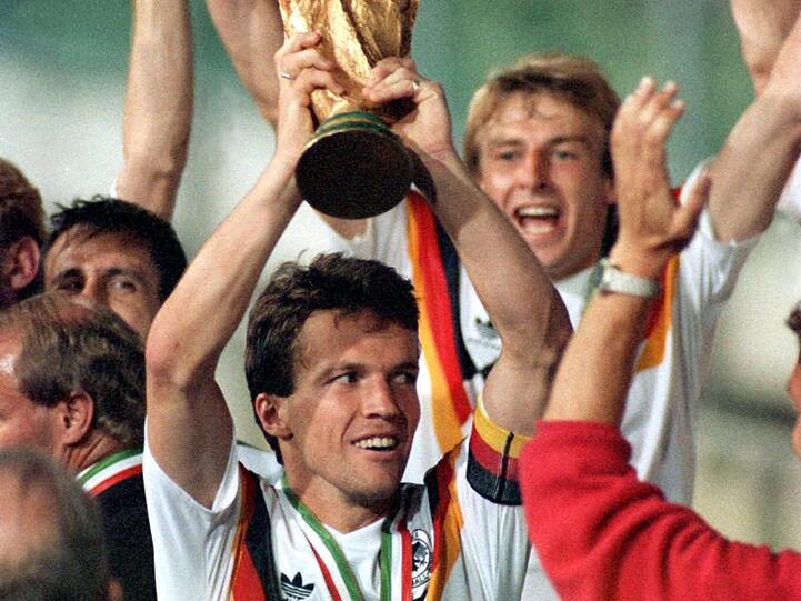 Mannschaftskapitän Lothar Matthäus holte mit dem DFB-Team 1990 den dritten Titel.