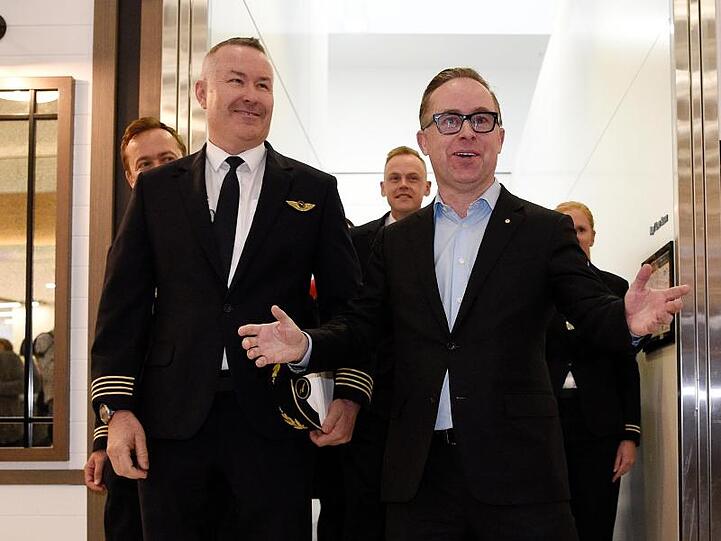 Kapitän Sean Golding (l) und Qantas-CEO Alan Joyce nach der Landung am Sydney International Airport an. Für den Nonstop-Flug von New York nach Sydney brauchten sie 19 Stunden und 16 Minuten.