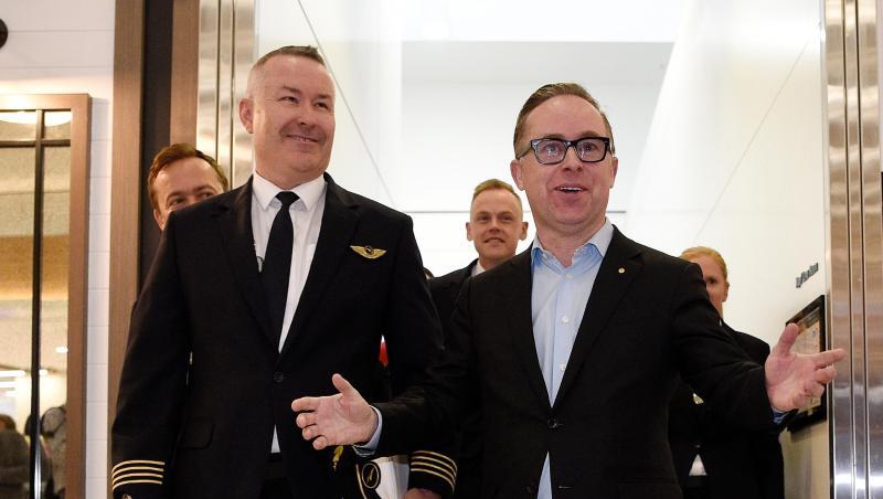 Kapitän Sean Golding (l) und Qantas-CEO Alan Joyce nach der Landung am Sydney International Airport an. Für den Nonstop-Flug von New York nach Sydney brauchten sie 19 Stunden und 16 Minuten. Kapitän Sean Golding (l) und Qantas-CEO Alan Joyce nach der Landung am Sydney International Airport an. Für den Nonstop-Flug von New York nach Sydney brauchten sie 19 Stunden und 16 Minuten.