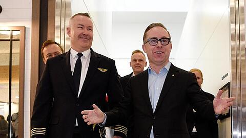 Kapitän Sean Golding (l) und Qantas-CEO Alan Joyce nach der Landung am Sydney International Airport an. Für den Nonstop-Flug von New York nach Sydney brauchten sie 19 Stunden und 16 Minuten.