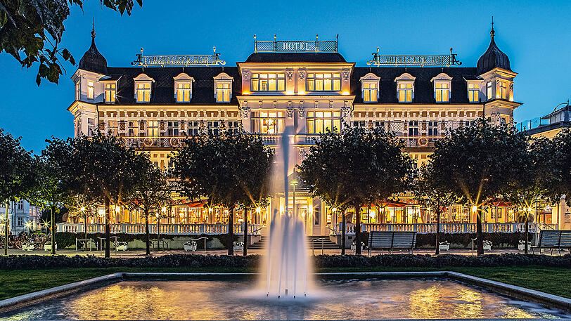 Das Fünfsterne-SEETELHOTEL Ahlbecker Hof direkt an der historischen Strandpromenade.