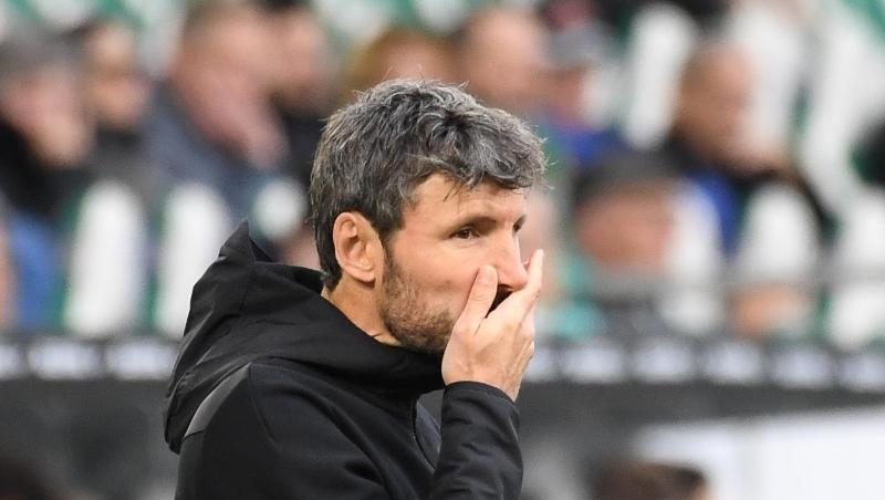 Wolfsburgs Trainer Mark van Bommel gerät unter Druck.