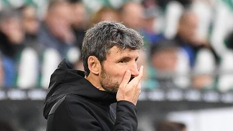 Wolfsburgs Trainer Mark van Bommel gerät unter Druck.