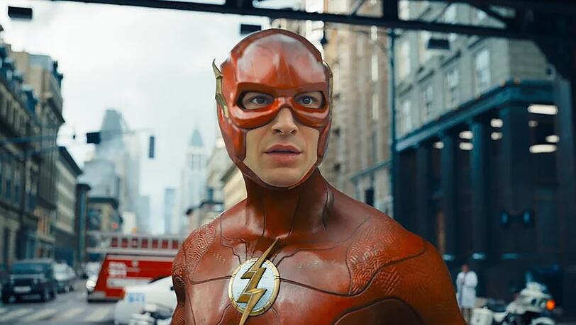 "The Flash": Barry Allen (Ezra Miller, l.) ist versehentlich in der Zukunft gelandet.