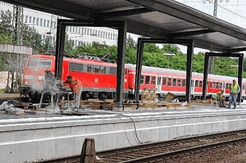 Der Strecken-Umbau ist im Zeitplan: Hier wird der Bahnsteig in Stein hergerichtet.