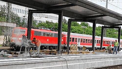 Der Strecken-Umbau ist im Zeitplan: Hier wird der Bahnsteig in Stein hergerichtet. Der Strecken-Umbau ist im Zeitplan: Hier wird der Bahnsteig in Stein hergerichtet.