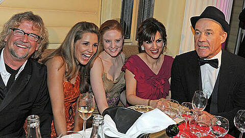 Produzent Martin Krug (l-r), Moderatorin Karen Webb, Model Barbara Meier, Viktoria Lauterbach und Schauspieler Heiner Lauterbach feiern auf dem Filmball