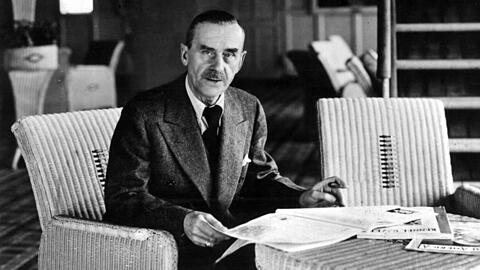 Hier einmal in einer leichten Stunde und nicht am schweren Schreibtisch: Thomas Mann, aufgenommen in den USA 1947.