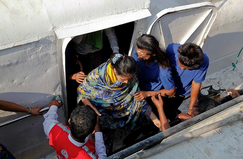 Vor der Küste von Myanmar haben riesige Wellen eine verrostete Doppeldecker-Fähre mit mehr als 200 Menschen an Bord zum Kentern gebracht und midestens 60 Menschen in den Tod gerissen.