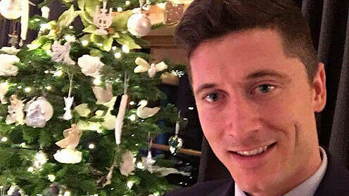 Robert Lewandowski hat sich an Heiligabend schick gemacht.