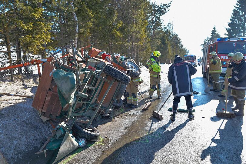 Bei einem Unfall mit einer Kutsche auf der Leutascher Straße in Reith bei Seefeld wurden vier Menschen verletzt. Die Bilder vom Unfallort.