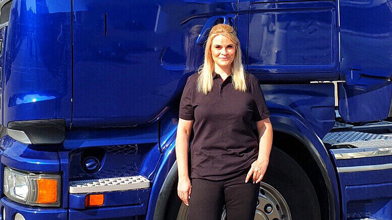 "Ich fahre nie in Hotpants oder so": Christina Scheib vor ihrem Lkw.