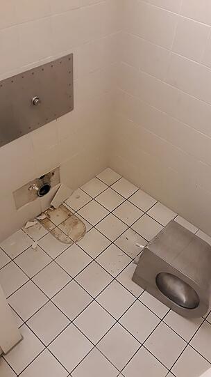 Die zerstörte Toilette.