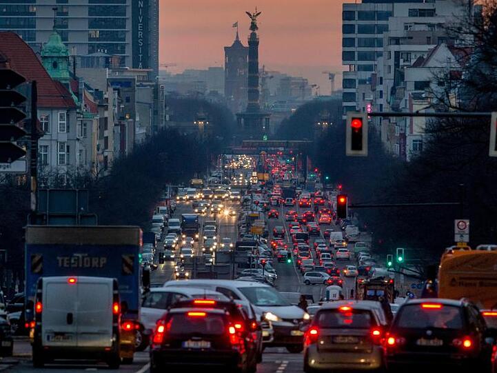 Schadstoffstark: Morgendlicher Berufsverkehr auf dem Kaiserdamm in Berlin.