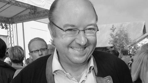 Heinrich Stadler spielte 16 Jahre lang in "Dahaom is Dahoam" die Rolle "Lagerleiter Stadler". Jetzt ist der Schauspieler im Alter von 63 Jahren überraschend gestorben.