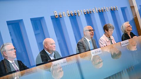 Die "Wirtschaftsweisen" warnen vor explodierenden Kosten, sollte es keine Reformen in der gesetzlichen Kranken- und Pflegeversicherung geben.