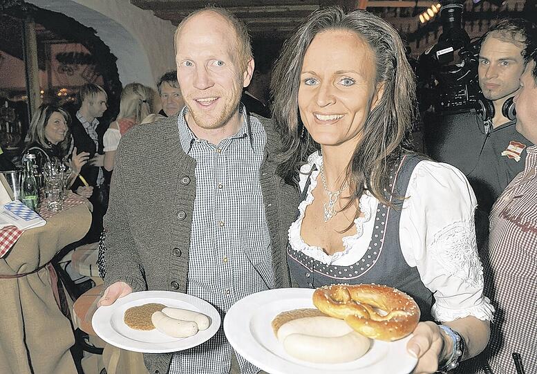 Wenige Stunden nach seiner Absage an den Hamburger SV haben Matthias Sammer und seine Gattin Karin in Kitzbühel bei einer Weißwurstparty schon wieder Spaß. Foto: dpa