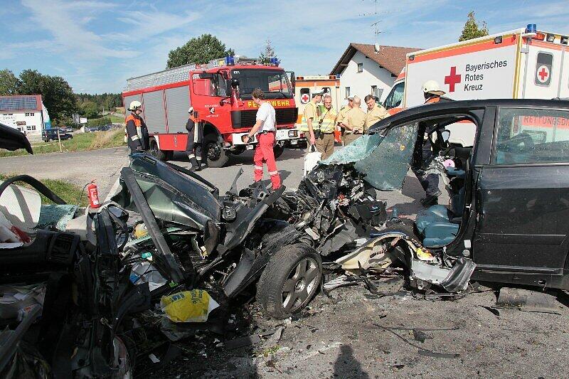 Drei Menschen tot, darunter ein 13-jähriger Junge, ein Kleinkind schwer verletzt: Zwei Autos waren bei einem Überholmanöver am Montagnachmittag frontal miteinander zusammengestoßen, wie die Polizei mitteilte. Die B20 war zunächst komplett gesperrt. Die Bilder vom schrecklichen Unfall.