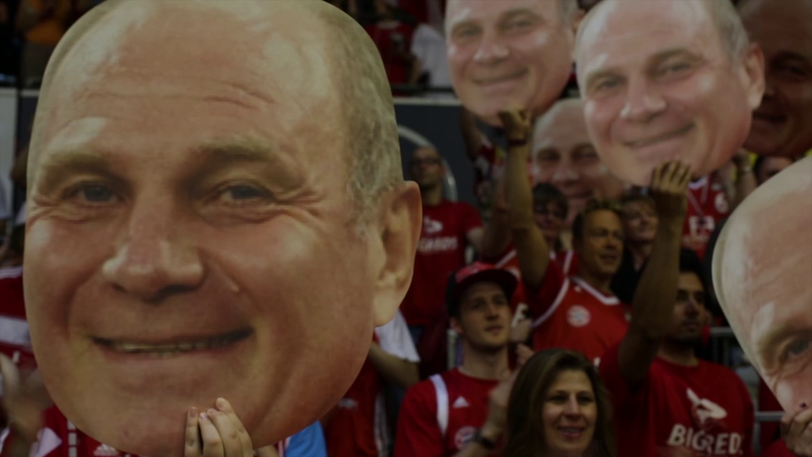 Irre Aktion beim Bayern-Basketball: Im Fanblock tauchen plötzlich große Uli-Hoeneß-Köpfe auf. Die BIlder von der Aktion.