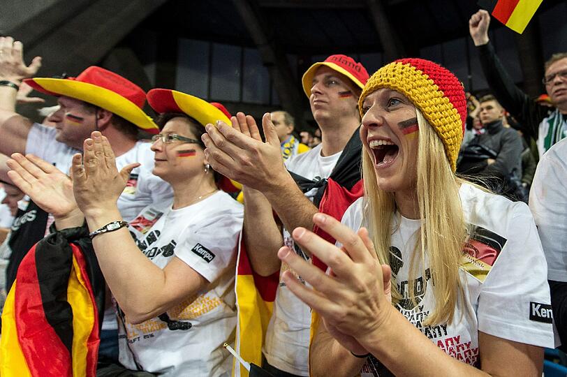 Schrille Outfits, skurrile Masken, schräge Typen, ausgelassene Stimmung: Bei der Handball-Europameisterschaft geben die Fans für ihre Teams tatsächlich alles. Die Bilder aus Polen...
