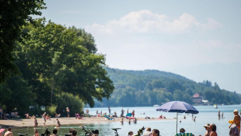 Badegäste liegen am Starnberger See an einem Strand. Foto: Lino Mirgeler/Archivbild Badegäste liegen am Starnberger See an einem Strand. Foto: Lino Mirgeler/Archivbild