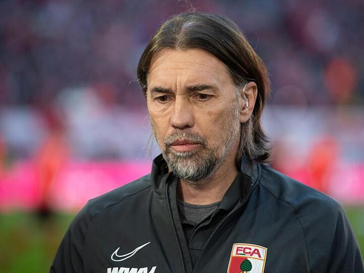 Trainer Martin Schmidt von Augsburg kommt vor dem Spiel in das Stadion. Foto: Sven Hoppe/dpa