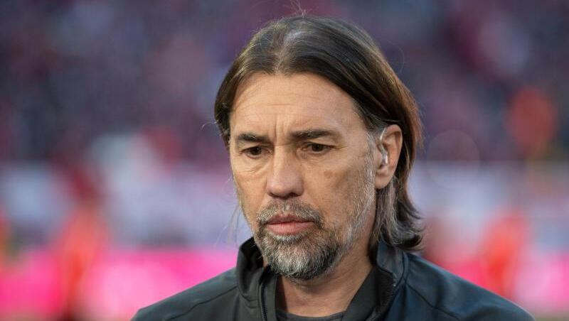 Trainer Martin Schmidt von Augsburg kommt vor dem Spiel in das Stadion. Foto: Sven Hoppe/dpa Trainer Martin Schmidt von Augsburg kommt vor dem Spiel in das Stadion. Foto: Sven Hoppe/dpa