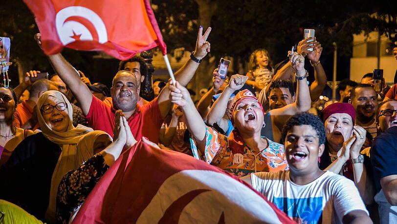 Anhänger des tunesischen Präsidenten Saied feiern in Tunis.