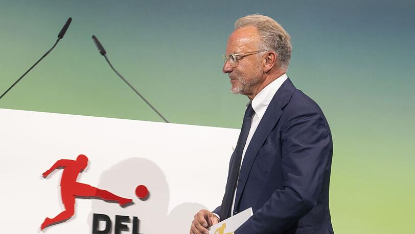Karl-Heinz Rummenigge geht nach seiner Ernennung zum DFL-Ehrenangehörigen am Rednerpult vorbei.
