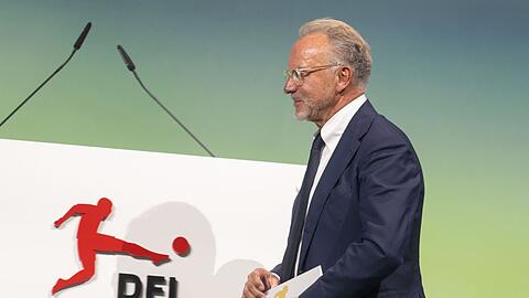 Karl-Heinz Rummenigge geht nach seiner Ernennung zum DFL-Ehrenangehörigen am Rednerpult vorbei.