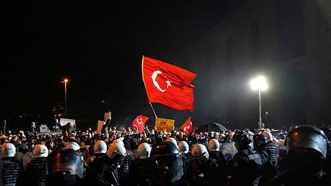 Seit knapp einer Woche gehen Menschen in der Türkei Verboten zum Trotz auf die Straße. (Archivbild)